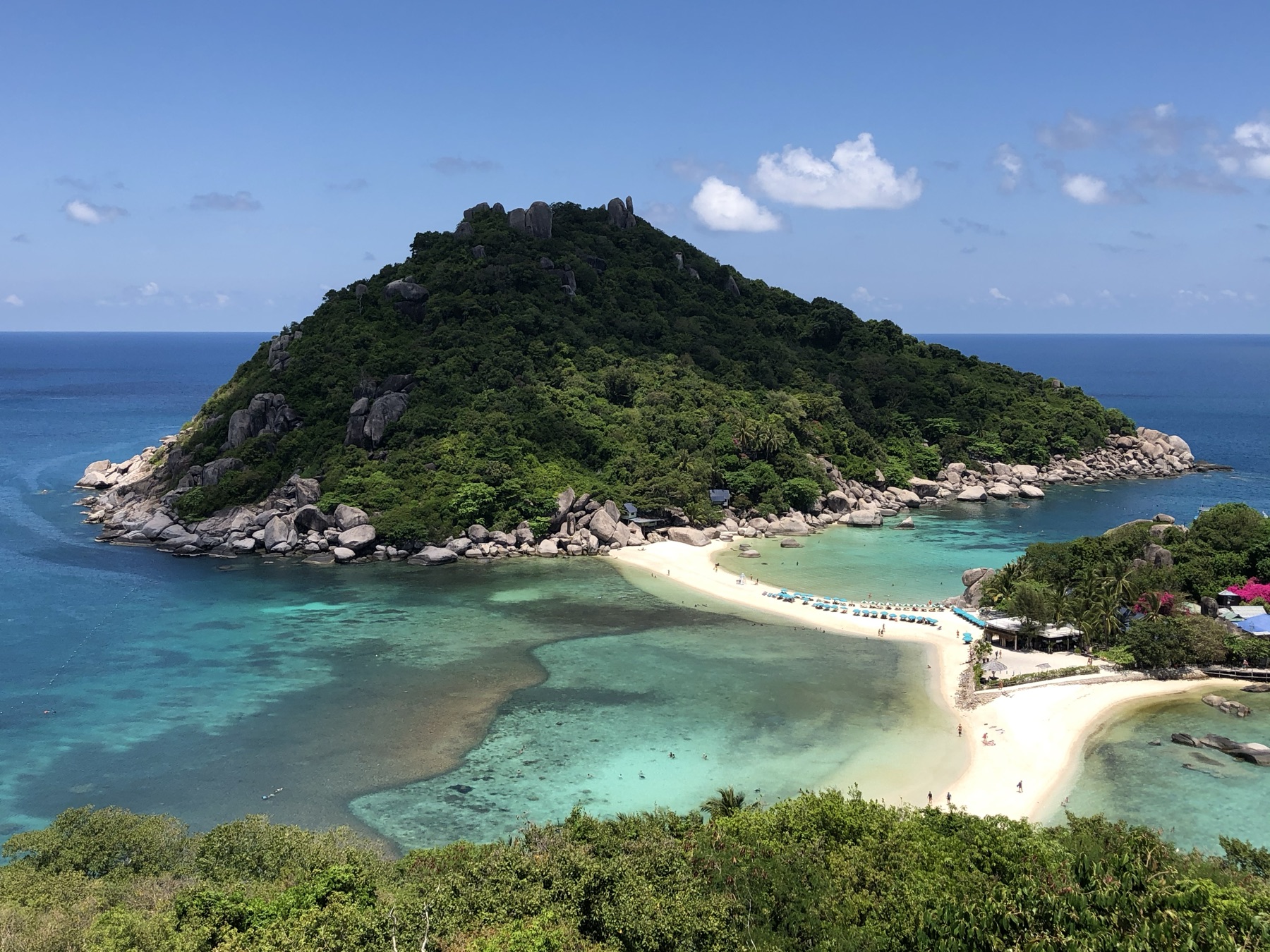 Vista desde el mirador de Koh Nang Yuan: una isla verde unida por un banco de arena blanca y agua turquesa