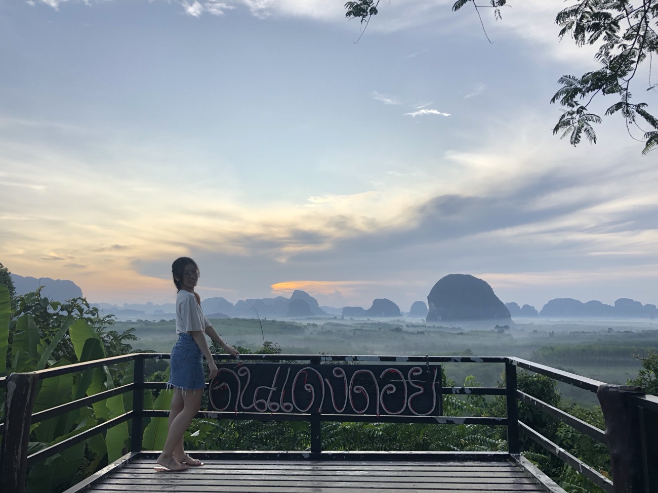Cherry en el mirador de Samet Nang Chee frente a las montañas de piedra caliza de Phang Nga